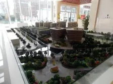 房子精装修,保养好,拎包入住。还带一个产权车位