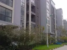 近北龙湖的双气小区,地铁口,一路之隔凤山公园。