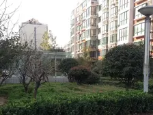 此房满五年,叠墅上下两层,有储藏间,改善性住房