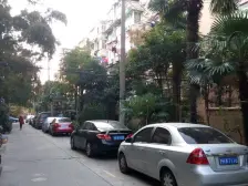 此房户型好,全南朝向,带个客厅!小区位置安静!