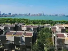 鼎级豪宅 万科青山湖稀缺联排别墅端户 带超大院子 性价比高