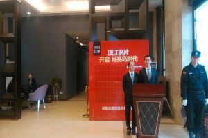 此房户型周正,中高楼层采光视野好月亮岛300米