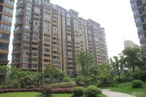 两公里以内有万联城、银泰百货等大型购物