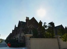 军山脚下联排别墅 此房满2 共四层 采光充足 全