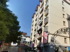 康盛花园精装四房,拎包入住,交通便利。