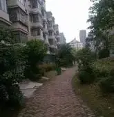 满五年唯一 带落地阳台正规一居室,可以拎包即住,位于小区中