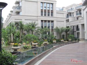 清源山下,2013年新小区盛世领墅高档社区。