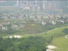 汽博正看高尔夫球场,视野开阔。