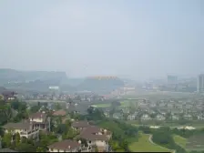 正看高尔夫球场,视野开阔无遮挡