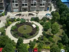 位于中间位置不临街坯境安静,前后无遮挡,居住舍适,满五年