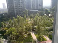 综合体旁,购物生活方便,小区环境优美.