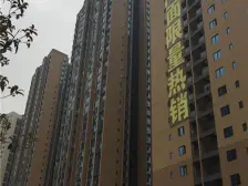 近轻轨次新小区,户型方正朝中庭,业主诚心出售,