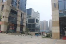 德思勤办公装修,楼下商场,地铁