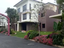 南北通透户型,看湖景,中间楼层