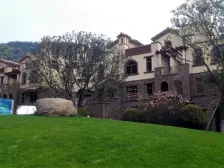 小区环境优美干净整洁,南北双阳台通透户型,价格优。