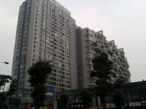 两房房东自住装修,近地铁口,交通便利