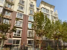 顶楼带阁楼,房子干净,落地飘窗