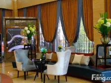 解放碑繁华地段,日月光小区,楼下即商圈.双轻轨交汇