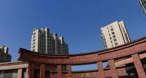 房子适合一家子住,南面房间带大阳台,阳光很好