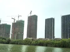 临湖观景 精装修.装修花了60万.通风好绿化好,风景好