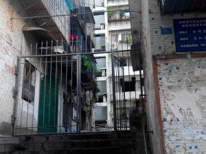 白岩路一巷3房2厅简装出行方便