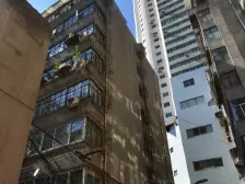 静宁路三十五三室两厅南北通透电梯有院子能停车