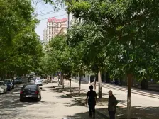 本房户型方正,采光充足,交通便利。