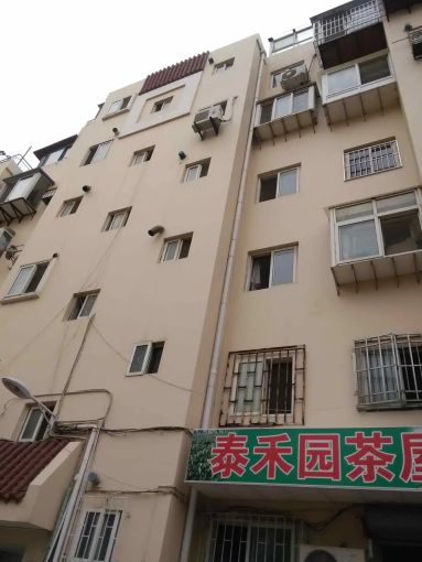 新湛一路小区1室1厅1卫南朝向2300.00元/月出租