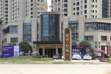 此房纯毛坯,双层入户设计。电梯高层,小区南门地铁站