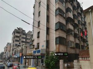 路南实小一层,大两室,南北通,有车位.