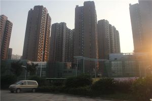 业主诚意出售,动静分离,位于小区中间,带车位
