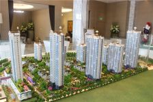 小区门口就是公交车站牌,南门是公园,紧靠着祊河