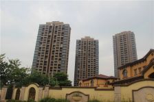 小区位于松山湖南部滨湖区,出门200米即到湖边。