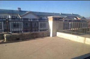 一楼带院,实木家具,拎包入住。