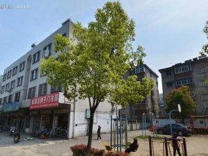 满二,安定联中,在新联中旁,过马路即到