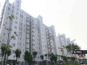 南山湖旁 中间楼层 视野采光好 小 学隔壁