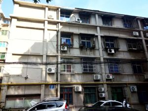 新街公交站牌2楼精装修价格可谈
