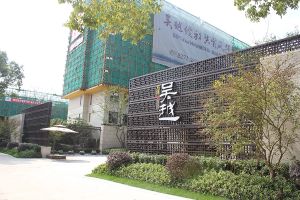 小区环境优美,洋房带前后花园,万科物业24小时安保。