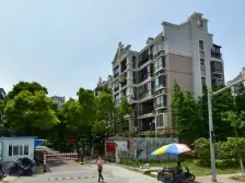 全新毛坯2房 没有住过人万达+绿地双商圈 电梯房 急售