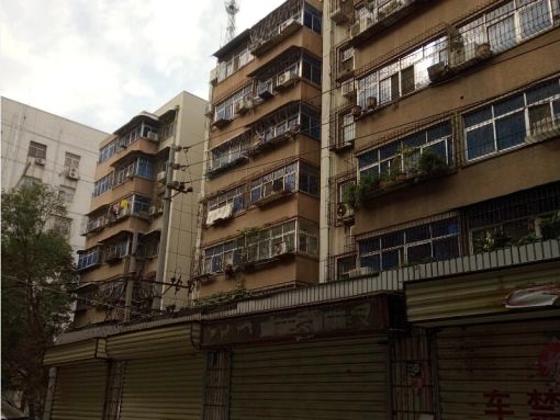 勤劳街小区3室2厅1卫南北朝向1300.00元/月出租