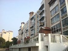 联排别墅总高四层带两个大露台,带院子,位置好