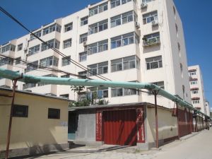 民主街上,多层一楼带院子,南屋,大门口的好房子