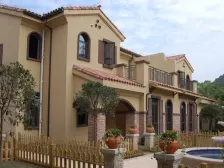 联排端户,前后大花园,侧花园。实得380平米。