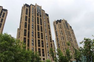 首占新区,永荣广场旁,精装修,三房俩厅,高得房率