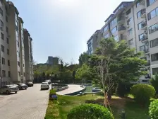 西岗封闭小区,楼龄新,南北通透带楼上的空间。