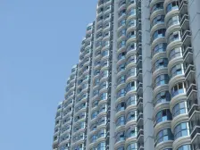 楼下是一号线湖滨东路站地铁口,万象城就一路之隔。