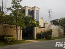 窗含五缘千金水,座揽天琴一席春