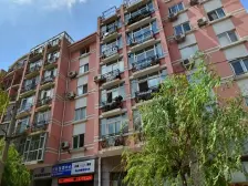 房子是小区中间位置不挡光视线好出行方便