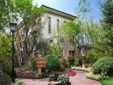 电梯别墅,装修好,一天没住,看房方便。