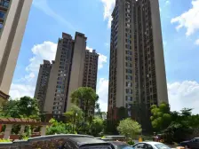 小区靠山看河景房,闹市中带静的小区